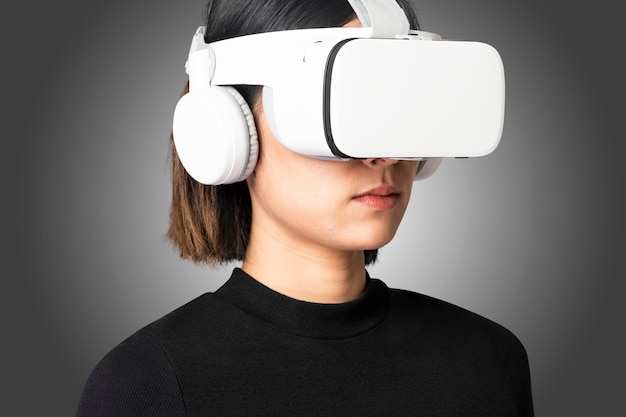 Free photo woman in virtual reality glasses smart technology