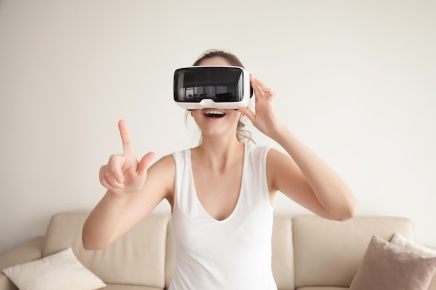 Free photo woman in vr glasses makes purchases in online shop