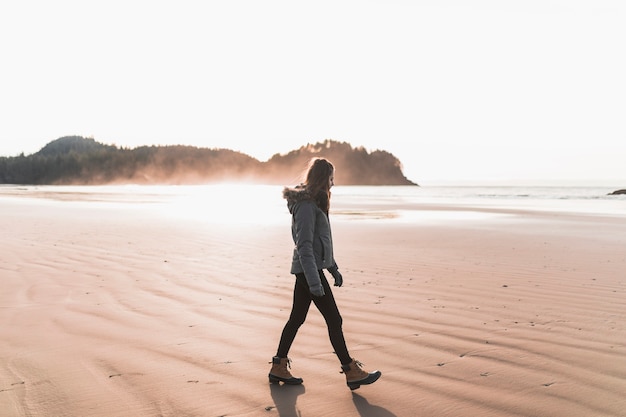 Free photo woman walking on seashore