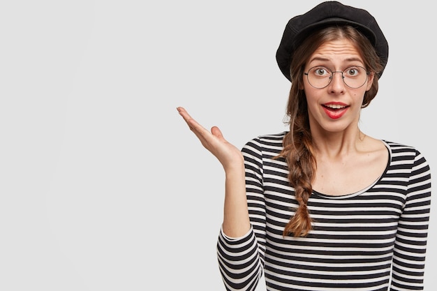 Free photo woman wearing black stylish beret and striped blouse