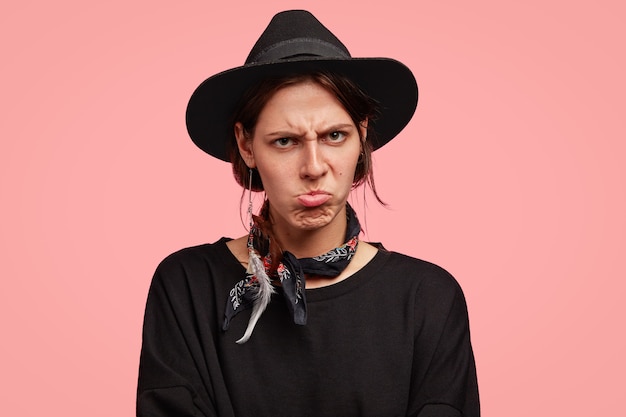 Free photo woman wearing black stylish hat