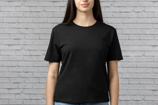 Free photo woman wearing blank shirt