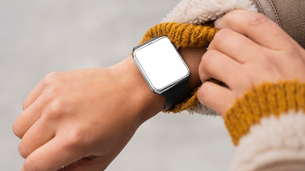 Free photo woman wearing a blank smartwatch