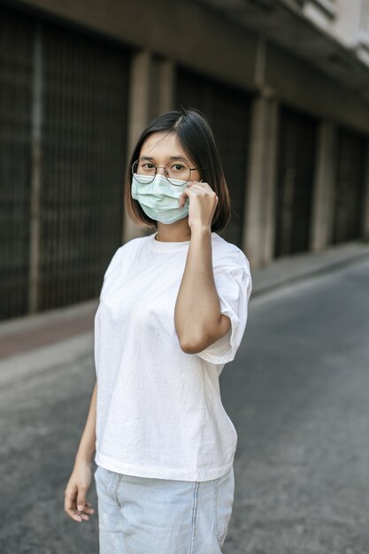 Woman wearing a mask on the street.