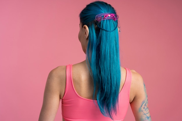 Free photo woman  wearing pink hair clip back view