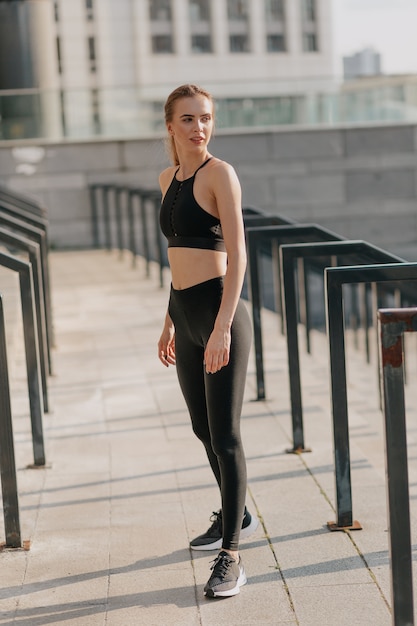 Free photo woman wearing sport clothes preparing for outdoor exercise.