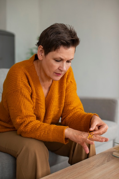 Free Photo woman wearing a string on finger for reminder