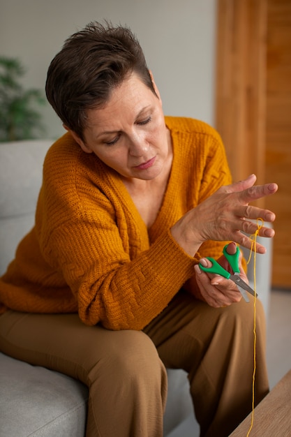 Free photo woman wearing a string on finger for reminder