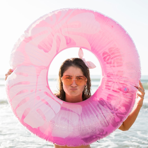 Free photo woman wearing sunglasses at beach