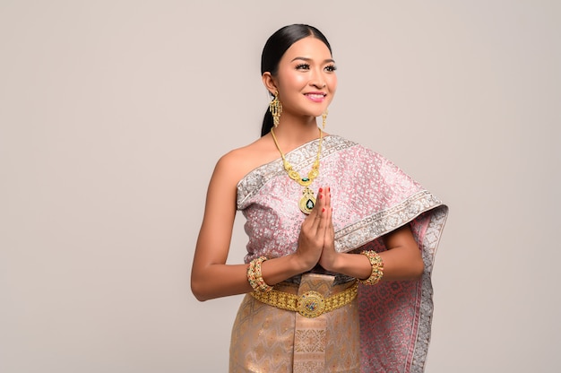 woman wearing Thai clothing that Pay respect