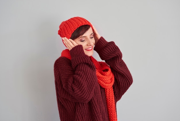 Free photo woman wearing warm cap on her head