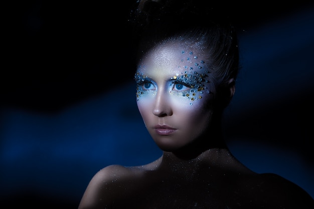 Free photo woman with artistic make-up