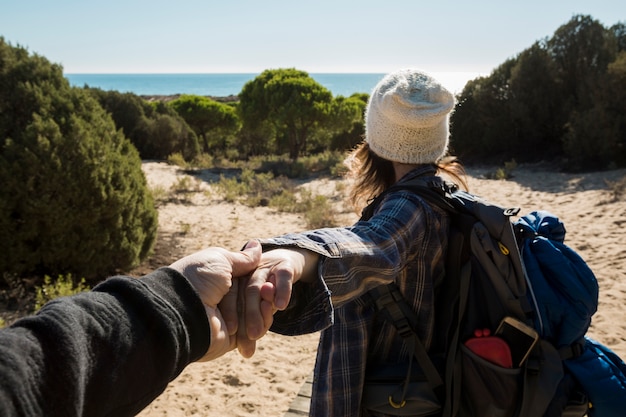 Free photo woman with backpack leading to beach