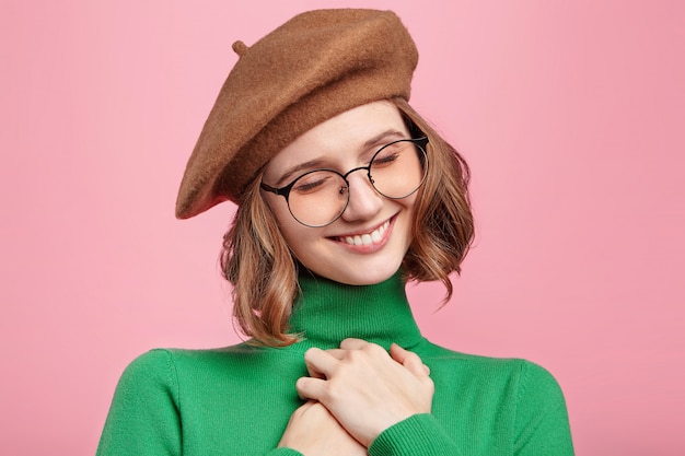 Free photo woman with beret and turtleneck sweater