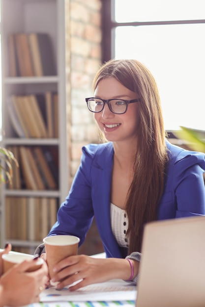 Free photo woman with blue blazer in a meeting