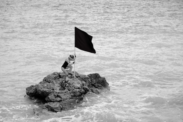 Free photo woman with a flag in a rock