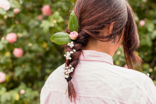 Free photo woman with flowers and leaves in hairstyle