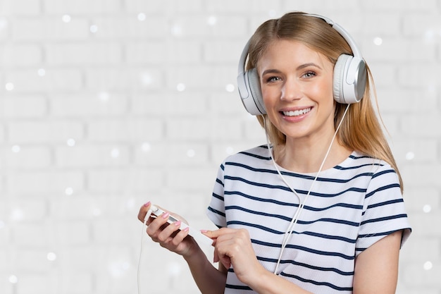 Free photo woman with headphones listening music