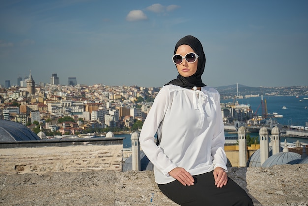 Free photo woman with headscarf and sunglasses