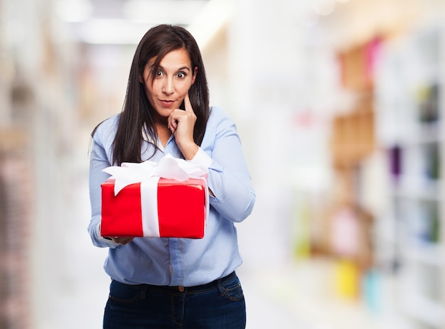 Free photo woman with a red gift