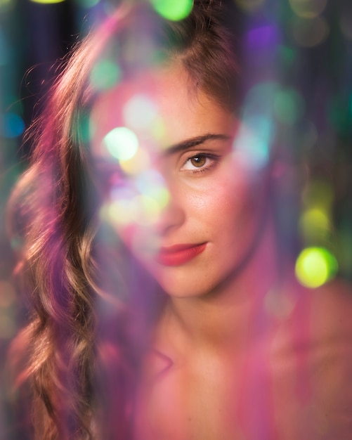 Free photo woman with red lipstick and blurred sparkles effect