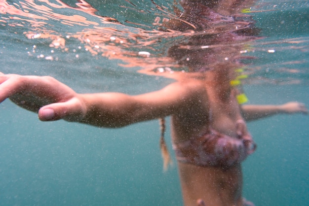 Free Photo woman with scuba gear swimming in the ocean