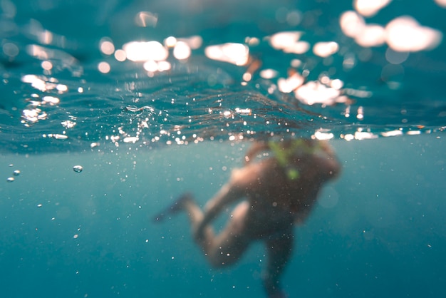 Free photo woman with scuba gear swimming in the ocean