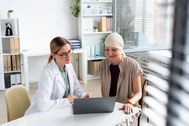 Free photo woman with skin cancer talking with her doctor