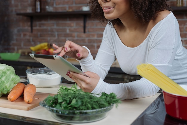 Free photo woman with tablet in kitchen