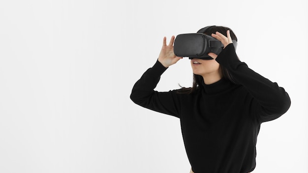 Free photo woman with virtual reality headset