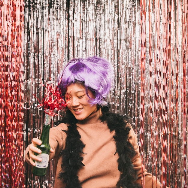 Free photo woman with wig dancing at carnival party