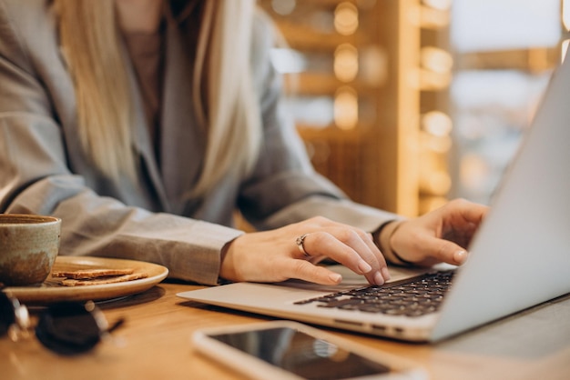 Woman working on a computer in a cafe