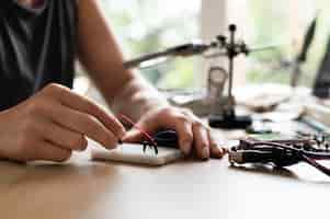 Free photo woman working in her workshop for a creative invention