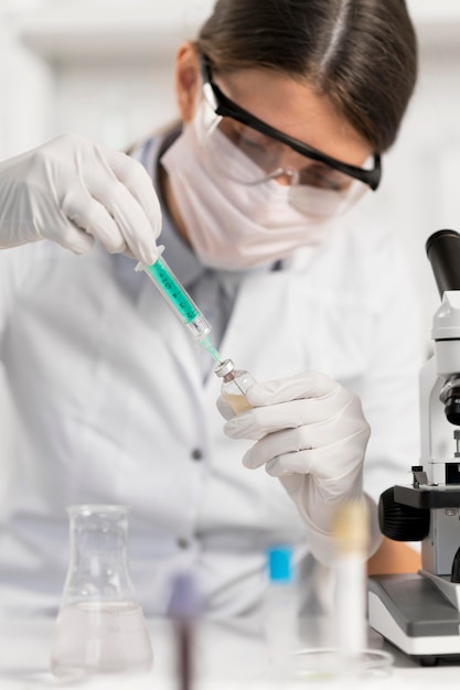 Free photo woman working in laboratory close up