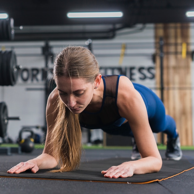 Free photo woman working out in the gym