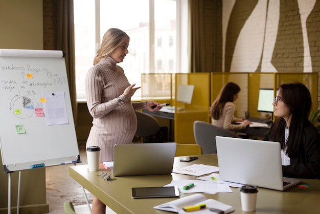 Free photo woman working while pregnant