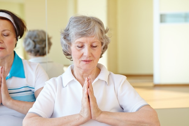 Free photo woman in yoga pose sitting on the floor