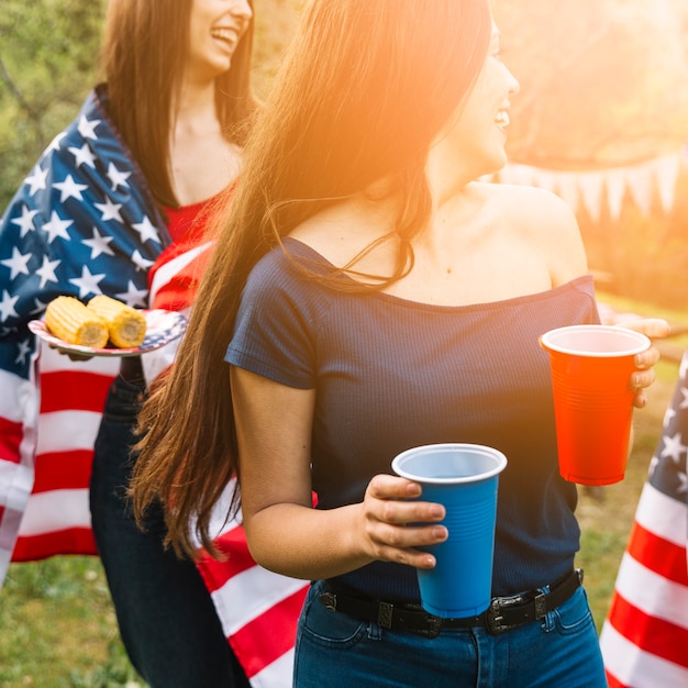 Free Photo women bearing food outdoors