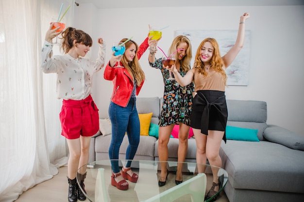 Free photo women dancing with cocktails