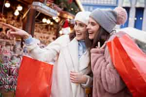 Free photo women during christmas retail on christmas market