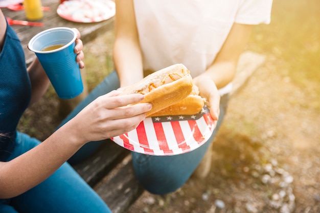 Free photo women eating hot-dogs