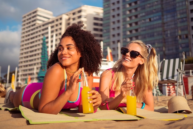 Women enjoying 80s summer aesthetics