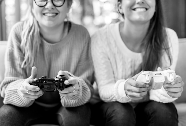 Free photo women playing video game together