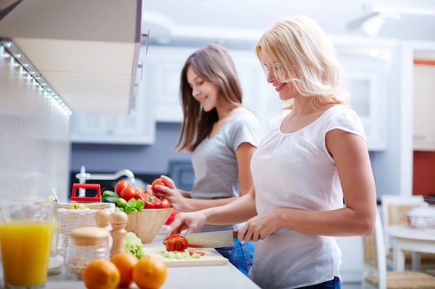 Free photo women preparing lunch