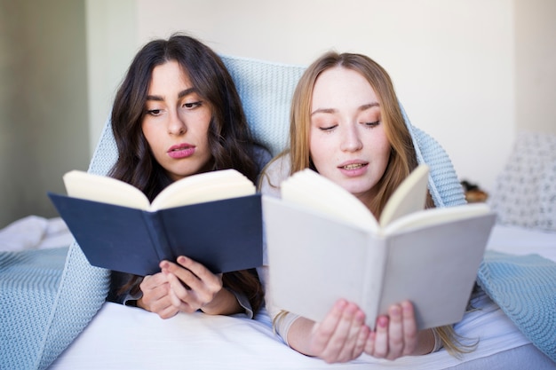 Free photo women reading in bed