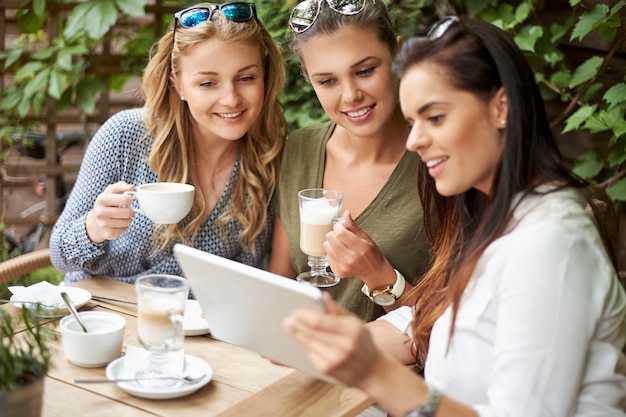 Free photo women taking a coffee with friends