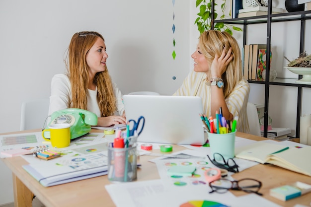 Free photo women talking in office