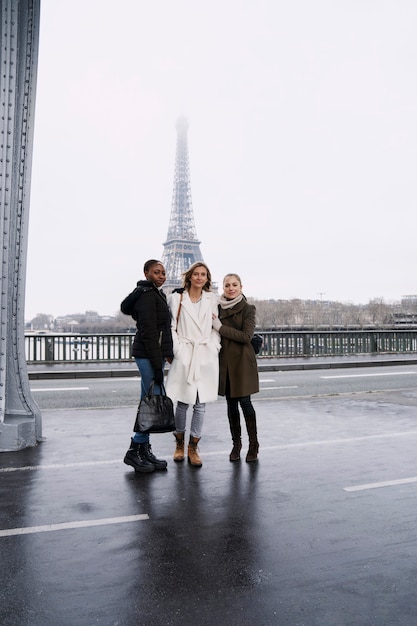 Free photo women traveling in paris