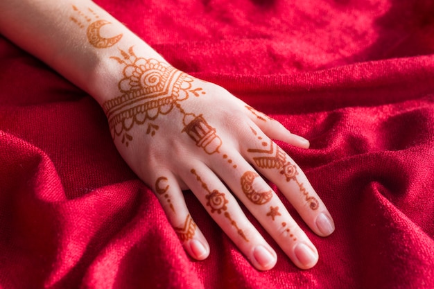 Free photo wonderful mehndi paints on lady hand