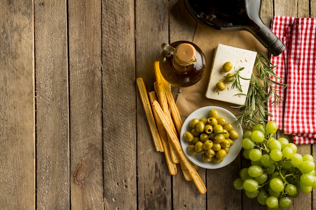 Free photo wooden background with tasty products